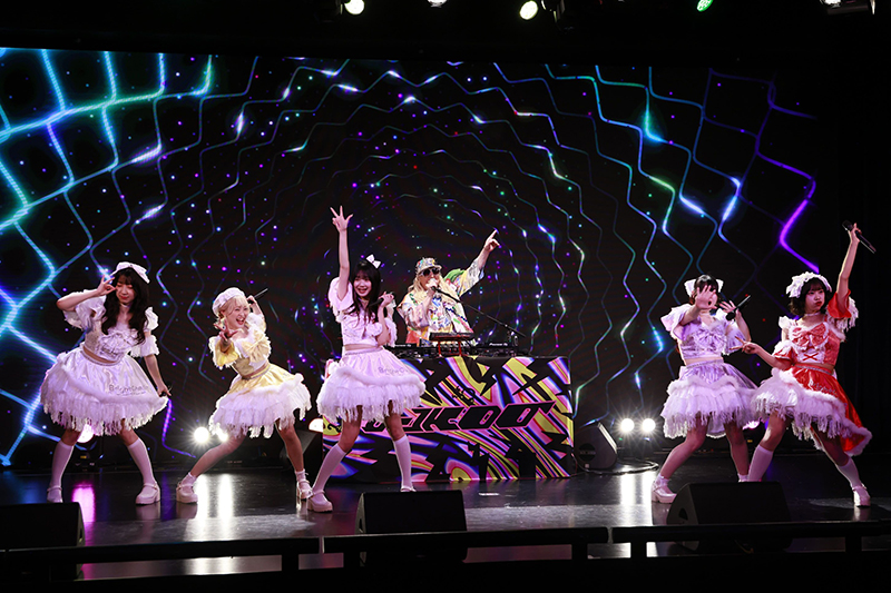 （左から）松島じゅり、陽向りおん、桜木あおい、DJ KOO、霧島あぁや、 橋本みれい